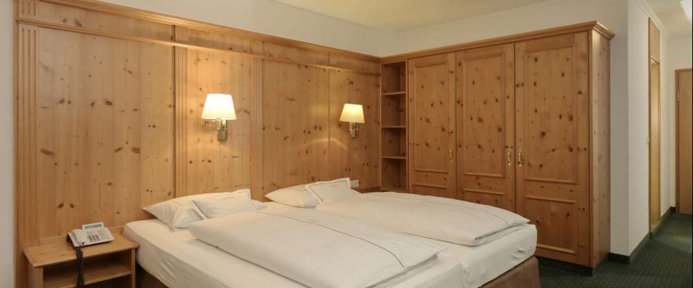 Die Zimmer sind 28 m² groß und für 2 Personen ausgelegt. Ein Wohn-/Schlafraum mit einem King-Size-Bett (180 x 200 cm), TV, Radio, W-Lan, Telefon und Zimmersafe sowie ein Bad mit Dusche/WC. Alle Zimmer sind zudem mit bequemen Bademänteln und Hausschuhen au