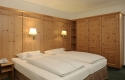 Die Zimmer sind 28 m² groß und für 2 Personen ausgelegt. Ein Wohn-/Schlafraum mit einem King-Size-Bett (180 x 200 cm), TV, Radio, W-Lan, Telefon und Zimmersafe sowie ein Bad mit Dusche/WC. Alle Zimmer sind zudem mit bequemen Bademänteln und Hausschuhen au