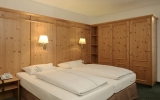 Die Zimmer sind 28 m² groß und für 2 Personen ausgelegt. Ein Wohn-/Schlafraum mit einem King-Size-Bett (180 x 200 cm), TV, Radio, W-Lan, Telefon und Zimmersafe sowie ein Bad mit Dusche/WC. Alle Zimmer sind zudem mit bequemen Bademänteln und Hausschuhen au