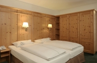 Die Zimmer sind 28 m² groß und für 2 Personen ausgelegt. Ein Wohn-/Schlafraum mit einem King-Size-Bett (180 x 200 cm), TV, Radio, W-Lan, Telefon und Zimmersafe sowie ein Bad mit Dusche/WC.