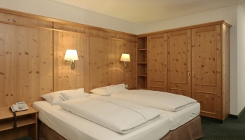 Die Zimmer sind 28 m² groß und für 2 Personen ausgelegt. Ein Wohn-/Schlafraum mit einem King-Size-Bett (180 x 200 cm), TV, Radio, W-Lan, Telefon und Zimmersafe sowie ein Bad mit Dusche/WC. Alle Zimmer sind zudem mit bequemen Bademänteln und Hausschuhen au