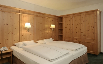 Die Zimmer sind 28 m² groß und für 2 Personen ausgelegt. Ein Wohn-/Schlafraum mit einem King-Size-Bett (180 x 200 cm), TV, Radio, W-Lan, Telefon und Zimmersafe sowie ein Bad mit Dusche/WC.
