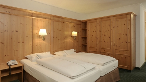 Die Zimmer sind 28 m² groß und für 2 Personen ausgelegt. Ein Wohn-/Schlafraum mit einem King-Size-Bett (180 x 200 cm), TV, Radio, W-Lan, Telefon und Zimmersafe sowie ein Bad mit Dusche/WC. Alle Zimmer sind zudem mit bequemen Bademänteln und Hausschuhen au