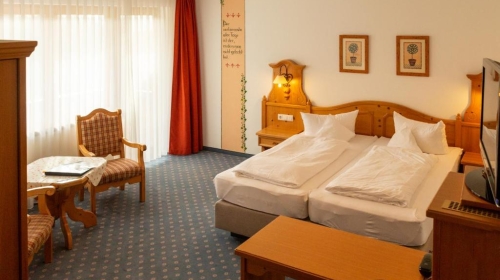 Das Komfort bietet eine Minibar, Sat-TV und Bademäntel. Es verfügt über einen Balkon mit herrlichem Bergblick.