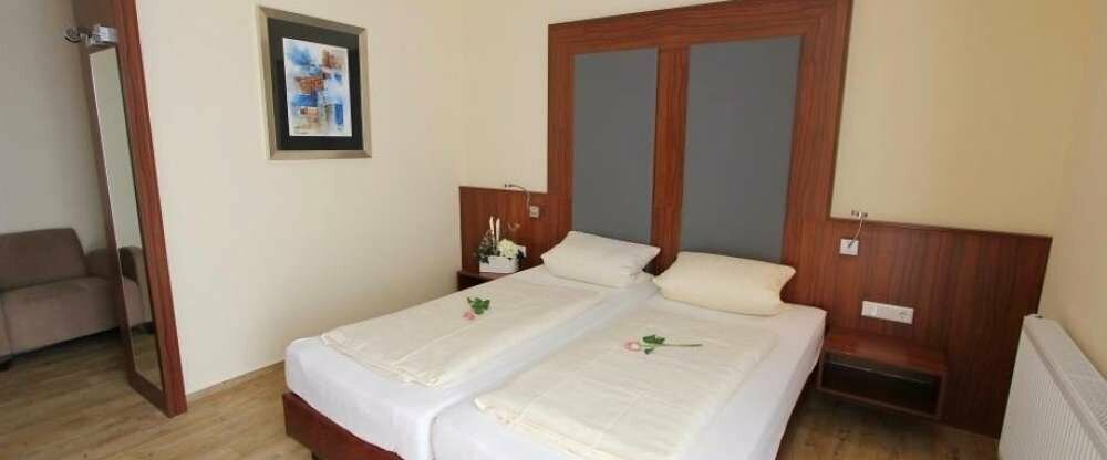 Das Doppelzimmer Comfort ist ausgestattet mit Dusche/WC, TV, Fön, Safe, teilweise Minibar und Balkon. Wir bieten Ihnen einen kostenfreien Internetzugang an, gratis telefonieren Sie in das deutsche Festnetz und nutzen unseren Fitnessraum. 