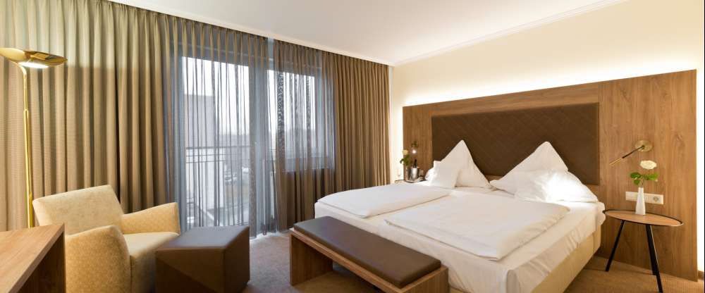 Modern eingerichtetet, komfortables Zimmer, großes Doppelbett (1,80 x 2,10m), Dusche/Bad, WC, Fön, Kabel-TV, Radio, Minibar, Telefon, Safe; Zimmer mit Blick zum Park bzw. zum Theater; 30 qm; teilweise klimatisiert, teilweise mit Balkon