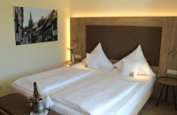 Modern eingerichtetet, komfortables Zimmer, großes Doppelbett (1,80 x 2,10m), Dusche/Bad, WC, Fön, Kabel-TV, Radio, Minibar, Telefon, Safe; Zimmer mit Blick zum Park bzw. zum Theater; 30 qm; größtenteils mit Balkon (möbliert), teilweise klimatisiert