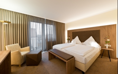 Modern eingerichtetet, komfortables Zimmer, großes Doppelbett (1,80 x 2,10m), Dusche/Bad, WC, Fön, Kabel-TV, Radio, Minibar, Telefon, Safe; Zimmer mit Blick zum Park bzw. zum Theater; 30 qm; teilweise klimatisiert, teilweise mit Balkon