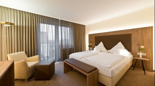 Modern eingerichtetet, komfortables Zimmer, großes Doppelbett (1,80 x 2,10m), Dusche/Bad, WC, Fön, Kabel-TV, Radio, Minibar, Telefon, Safe; Zimmer mit Blick zum Park bzw. zum Theater; 30 qm; teilweise klimatisiert, teilweise mit Balkon