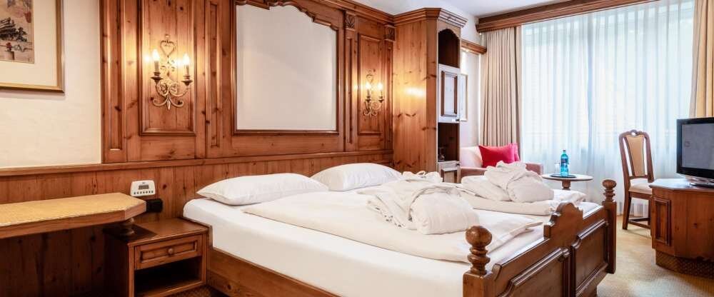 ca. 25-27 qm, die gemütlich ausgestatteten Komfort-Doppelzimmer bezaubern durch ein helles Wohlfühlambiente und sind geräumiger als das Classic-Doppelzimmer. Das gemütliche Doppelbett bringt Sie erholsam durch eine entspannende Nacht. Barrierefreie Zimm