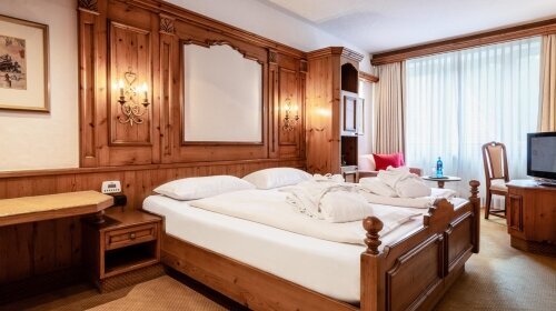 ca. 25-27 qm, die gemütlich ausgestatteten Komfort-Doppelzimmer bezaubern durch ein helles Wohlfühlambiente und sind geräumiger als das Classic-Doppelzimmer. Das gemütliche Doppelbett bringt Sie erholsam durch eine entspannende Nacht. 
Barrierefreie Zimm