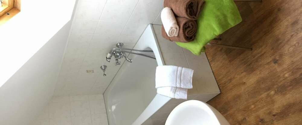 Die Badezimmer im waldhotel AUSZEIT sind mit Wanne/Sitzdusche oder Dusche ausgestattet. Beispiel hier: Badezimmer mit Wanne/Sitzdusche