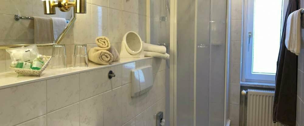 Die Badezimmer im waldhotel AUSZEIT sind mit Wanne/Sitzdusche oder Dusche ausgestattet. Beispiel hier: Badezimmer mit Dusche / WC