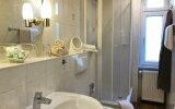 Die Badezimmer im waldhotel AUSZEIT sind mit  Wanne/Sitzdusche oder Dusche ausgestattet. Beispiel hier: Badezimmer mit Dusche / WC