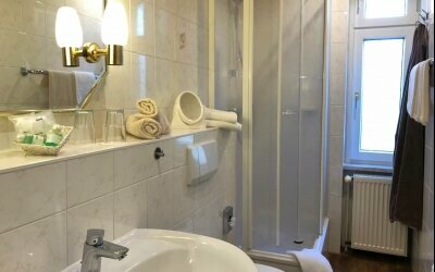 Die Badezimmer im waldhotel AUSZEIT sind mit  Wanne/Sitzdusche oder Dusche ausgestattet. Beispiel hier: Badezimmer mit Dusche / WC