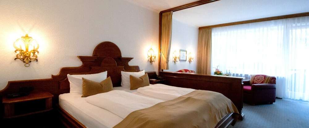 Komfort-Doppelzimmer Zugspitze – Süd Atemberaubende Aussicht zum Wettersteingebirge mit Zugspitze und Waxensteinen (Süd-Lage). Die Zimmer sind liebevoll im modernen Landhaus-Stil eingerichtet und durch ihre Wohnecke besonders geräumig. Die Matratzengr