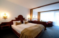 Komfort-Doppelzimmer Zugspitze – Süd Atemberaubende Aussicht zum Wettersteingebirge mit Zugspitze und Waxensteinen (Süd-Lage). Die Zimmer sind liebevoll im modernen Landhaus-Stil eingerichtet und durch ihre Wohnecke besonders geräumig. Die Matratzengr