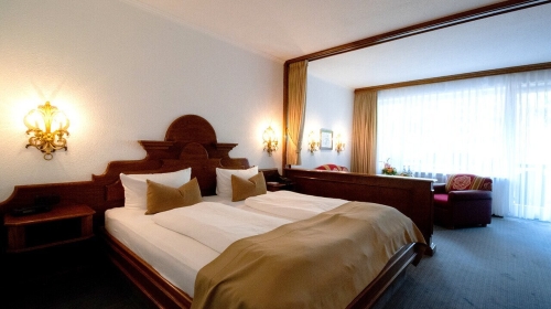 Komfort-Doppelzimmer

Zugspitze – Süd
Atemberaubende Aussicht zum Wettersteingebirge mit Zugspitze und Waxensteinen (Süd-Lage). Die Zimmer sind liebevoll im modernen Landhaus-Stil eingerichtet und durch ihre Wohnecke besonders geräumig. Die Matratzengr