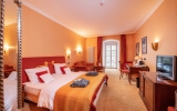 Die großzügigen Komfort-Doppelzimmer in der Schlosspark Villa sind ausgestattet mit exklusiven Möbeln und Stoffen und vermitteln Luxus, Eleganz und Schönheit. Fühlen Sie sich hier wie Zuhause. Mediterrane, warme Farben und dunkle Kirschbaummöbel geben dem