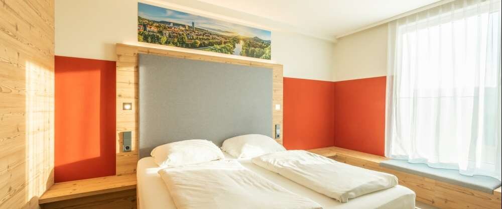 Die Zimmer im Fair Resort sind alle frisch renoviert und liebevoll eingerichtet. Zur Grundausstattung gehören ein Bad mit Regendusche, ein 49 Zoll Flatscreen, Fön. Wählen Sie Ihr Zimmer mit "City"-Blick auf die Stadt oder mit "Nature"-