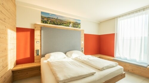 Die Zimmer im Fair Resort sind alle frisch renoviert und liebevoll eingerichtet. Zur Grundausstattung gehören ein Bad mit Regendusche, ein 49 Zoll Flatscreen, Fön. Wählen Sie Ihr Zimmer mit "City"-Blick auf die Stadt oder mit "Nature"-