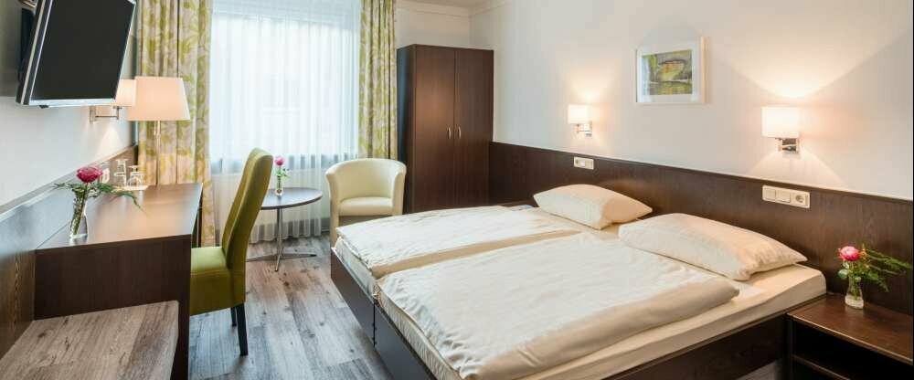 mind. 18qm, Dusche oder Bad und WC, kleine Sitzgruppe, verstellbares Bett-Kopfteil, Zusatzdecke, Schreibtisch, Ganzkörperspiegel, Haartrockner, Sat-TV, Radio, W-Lan kostenfrei