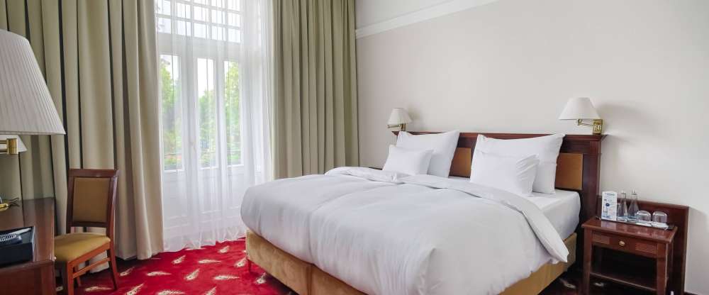 Zimmer zwischen 12 - 20 m2 mit Blick auf den Hotelgarten oder die Kurinsel. Entspannung mit maximalem Komfort dank Boxspringbetten in den Größen Twin, King oder Queen Size und Matratzen aus der exklusiven Luxury Class Kollektion. 2 barrierefreie Zimmer m