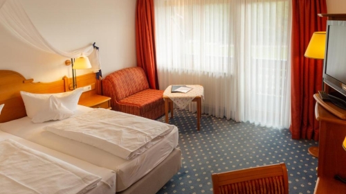 Das Komfort Einzelzimmer bietet eine Minibar, Sat-TV und Bademäntel. Es verfügt über einen Balkon mit herrlichem Bergblick.