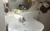 Badezimmer mit Dusche im Komfort-Einzelzimmer