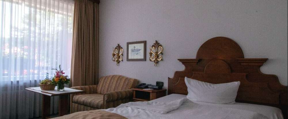 Komfort-Einzelzimmer Zugspitze – Kramerblick Wunderbare Aussicht zum Kramergebirge und zum Dorf (Nord-Ost-Lage). Die Zimmer sind liebevoll im modernen Landhaus-Stil eingerichtet und durch ihre Wohnecke besonders geräumig. Die Matratzengröße beträgt in