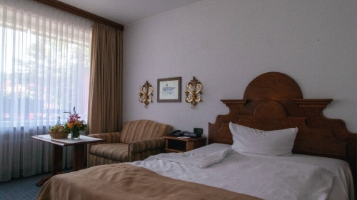 Komfort-Einzelzimmer

Zugspitze – Kramerblick
Wunderbare Aussicht zum Kramergebirge und zum Dorf (Nord-Ost-Lage). Die Zimmer sind liebevoll im modernen Landhaus-Stil eingerichtet und durch ihre Wohnecke besonders geräumig. Die Matratzengröße beträgt in