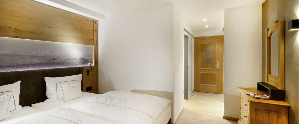 Die Zimmer sind 28 m² groß und für 2 Personen ausgelegt. Highlights sind ein Wohn-/Schlafraum mit Südbalkon, ein King-Size-Bett (200x210 cm), TV, Radio, W-Lan, Telefon, Zimmersafe sowie ein Bad mit großer Dusche und WC. Bequeme Bademäntel und Hausschuhe s