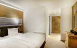 Die Zimmer sind 28 m² groß und für 2 Personen ausgelegt. Highlights sind ein Wohn-/Schlafraum mit Südbalkon, ein King-Size-Bett (200x210 cm), TV, Radio, W-Lan, Telefon, Zimmersafe sowie ein Bad mit großer Dusche und WC. Bequeme Bademäntel und Hausschuhe s