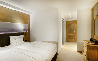 Die Zimmer sind 28 m² groß und für 2 Personen ausgelegt. Highlights sind ein Wohn-/Schlafraum mit Südbalkon, ein King-Size-Bett (200x210 cm), TV, Radio, W-Lan, Telefon, Zimmersafe sowie ein Bad mit großer Dusche und WC.