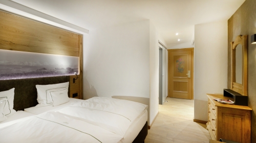 Die Zimmer sind 28 m² groß und für 2 Personen ausgelegt. Highlights sind ein Wohn-/Schlafraum mit Südbalkon, ein King-Size-Bett (200x210 cm), TV, Radio, W-Lan, Telefon, Zimmersafe sowie ein Bad mit großer Dusche und WC. Bequeme Bademäntel und Hausschuhe s