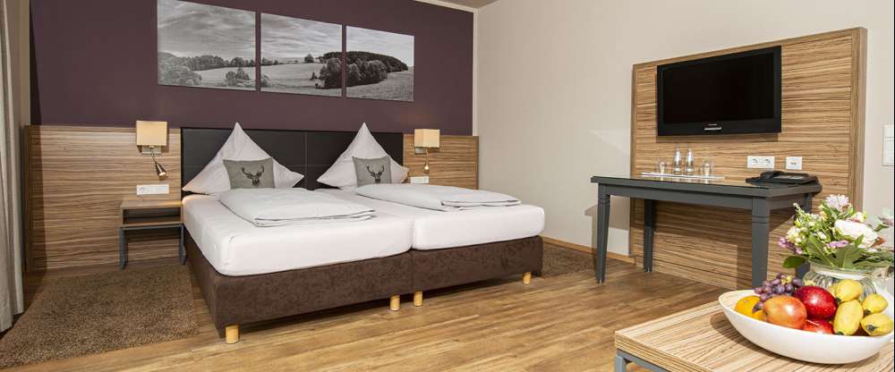 Die neuen, geräumigen und komfortablen Zimmer sind mit Schreibtisch, Telefon, Sitzchouch und Sessel, 32 Zoll LED Flachbild-TV von TechniSat & extralangen Boxspring-Betten ausgestattet. Großzügiges Bad mit begehbarer Dusche, Rainshower, WC, Fön, Kosmet