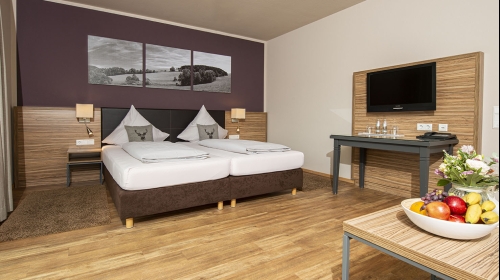 Die neuen, geräumigen und komfortablen Zimmer sind mit Schreibtisch, Telefon, Sitzchouch und Sessel, 32 Zoll LED Flachbild-TV von TechniSat & extralangen Boxspring-Betten ausgestattet. Großzügiges Bad mit begehbarer Dusche, Rainshower, WC, Fön, Kosmet