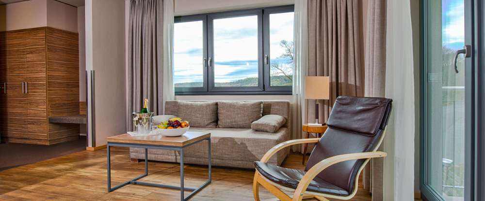 Die neuen, geräumigen und komfortablen Zimmer sind mit Schreibtisch, Telefon, Sitzchouch und Sessel, 32 Zoll LED Flachbild-TV von TechniSat & extralangen Boxspring-Betten ausgestattet. Großzügiges Bad mit begehbarer Dusche, Rainshower, WC, Fön, Kosmet