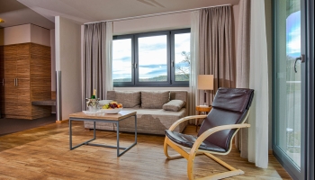 Die neuen, geräumigen und komfortablen Zimmer sind mit Schreibtisch, Telefon, Sitzchouch und Sessel, 32 Zoll LED Flachbild-TV von TechniSat & extralangen Boxspring-Betten ausgestattet. Großzügiges Bad mit begehbarer Dusche, Rainshower, WC, Fön, Kosmet