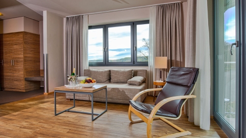 Die neuen, geräumigen und komfortablen Zimmer sind mit Schreibtisch, Telefon, Sitzchouch und Sessel, 32 Zoll LED Flachbild-TV von TechniSat & extralangen Boxspring-Betten ausgestattet. Großzügiges Bad mit begehbarer Dusche, Rainshower, WC, Fön, Kosmet