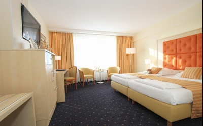 Komfortable & moderne Zimmer in Gießen. Alle Zimmer sind Nichtraucher-Zimmer und standardmäßig mit einem Schreibtisch, Telefon, Safe, einer Sitzgelegenheit und Kaffee-/Teezubereitungsmöglichkeit ausgestattet.