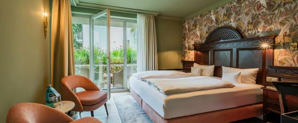 Die Komfort Zimmer im modern interpretierten Kolonialstil befinden sich im Haupthaus und im nordeutschen Stil im angebundenen Westgebäude des Strandhotels Heringsdorf. Die ca. 25 m² großen Hotelzimmer liegen zur Landseite mit Blick zum gepflegten Sole-Au