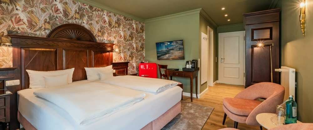 Die Komfort Zimmer im modern interpretierten Kolonialstil befinden sich im Haupthaus und im nordeutschen Stil im angebundenen Westgebäude des Strandhotels Heringsdorf. Die ca. 25 m² großen Hotelzimmer liegen zur Landseite mit Blick zum gepflegten Sole-Au