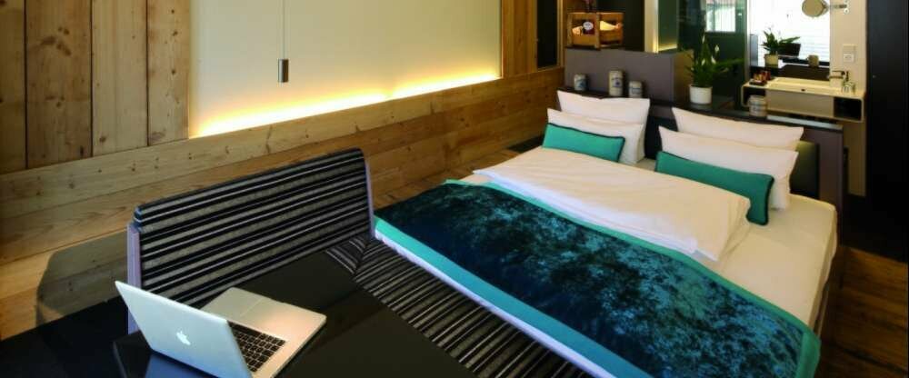 Mit teil-offenem Badezimmer und Schranksystem. Alle Zimmer verfügen über Balkone