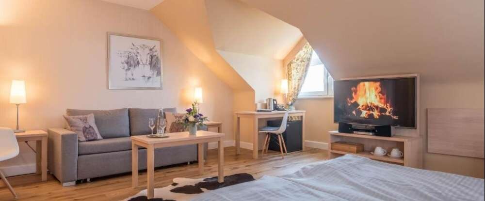 Die vier Komfortzimmer sind ca. 30 m² groß und liegen im 3. Stock, zwei davon zur Landseite. Sie sind ausgestattet mit Doppelbett, einem großen Flachbildfernseher mit Kabelanschluss und Videotext, Wecker und Radio, Zimmertresor sowie Telefon- und Inter