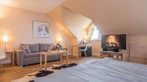 Die vier Komfortzimmer sind ca. 30 m² groß und liegen im 3. Stock, zwei davon zur Landseite.

Sie sind ausgestattet mit Doppelbett, einem großen Flachbildfernseher mit Kabelanschluss und Videotext, Wecker und Radio, Zimmertresor sowie Telefon- und Inter