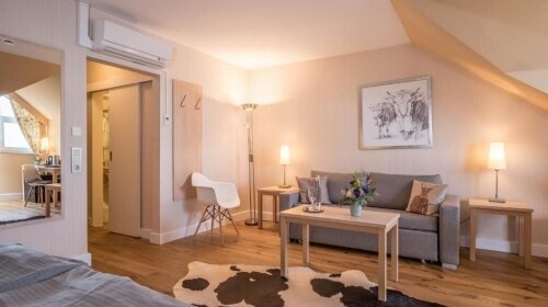 Die vier Komfortzimmer sind ca. 30 m² groß und liegen im 3. Stock, zwei davon zur Seeseite.

Sie sind ausgestattet mit Doppelbett, einem großen Flachbildfernseher mit Kabelanschluss und Videotext, Wecker und Radio, Zimmertresor sowie Telefon- und Intern