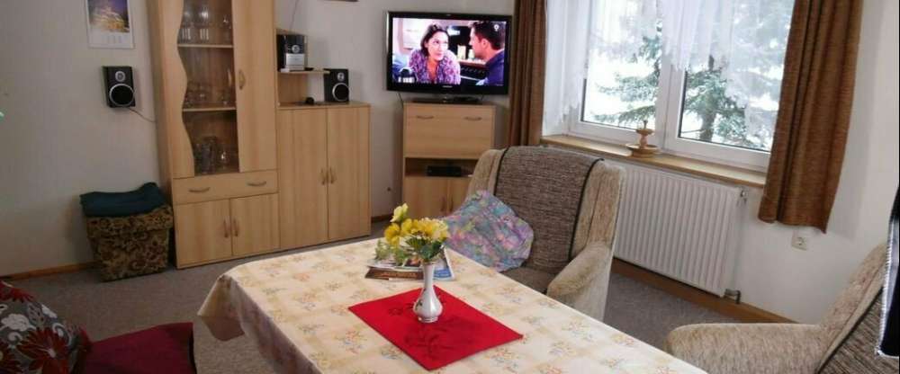 Das Mehrbettzimmer befindet sich im Nebengebäude und ist rollstuhlgerecht, mit direktem Zugang zum Garten. Es sind 1 Ehe- und 2 Etagenbetten (auch für Erwachsene),1 Einzelbett und 2 Klappsofas vorhanden. Eine Kochzeile ist ebenfalls integriert. Haustier