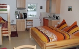 Das Mehrbettzimmer befindet sich im Nebengebäude und ist rollstuhlgerecht, mit direktem Zugang zum Garten. Es sind 1 Ehe- und  2 Etagenbetten (auch für Erwachsene),1 Einzelbett und 2 Klappsofas vorhanden.  Eine Kochzeile ist ebenfalls integriert. Haustier