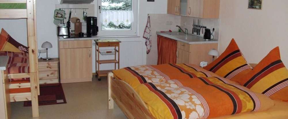 Das Mehrbettzimmer befindet sich im Nebengebäude und ist rollstuhlgerecht, mit direktem Zugang zum Garten. Es sind 1 Ehe- und 2 Etagenbetten (auch für Erwachsene),1 Einzelbett und 2 Klappsofas vorhanden. Eine Kochzeile ist ebenfalls integriert. Haustier